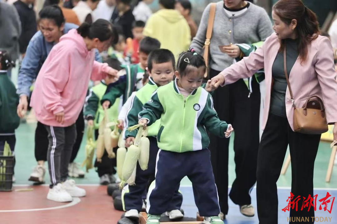 “玉米丰收盛宴”来袭！怀化市鹤城区第二幼儿园丰收节亲子畅游欢乐启幕。