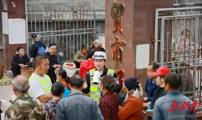 農(nóng)村集市“走起來” 交通安全“講起來”