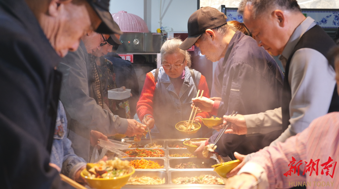 张家界航院：“老有所养”思政课走进社区食堂