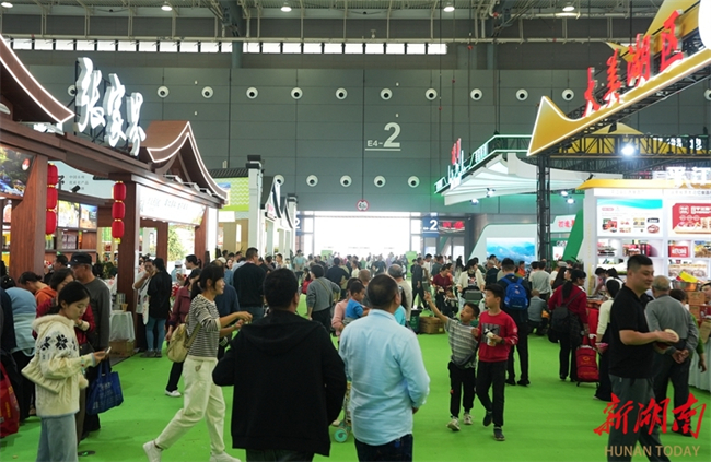 People Enjoy Shopping at 25th Central China (Hunan) Agricultural Expo