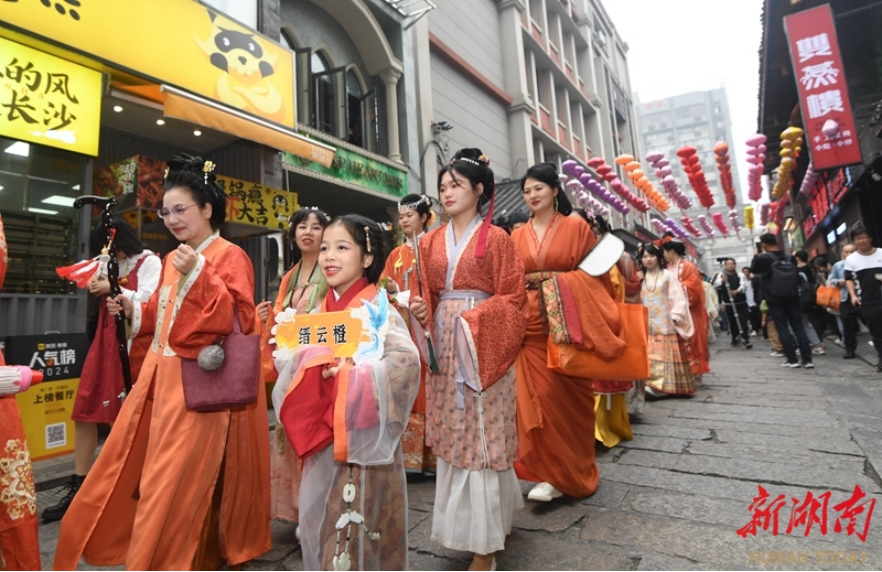 Hanfu Parade Held on Chaozong Street, Changsha