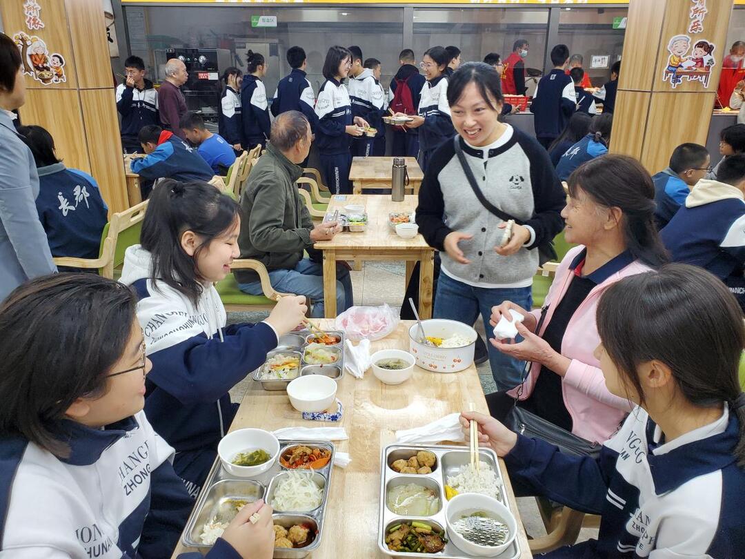 宝塔山社区：志愿服务陪伴进餐 暖心食堂双向奔赴