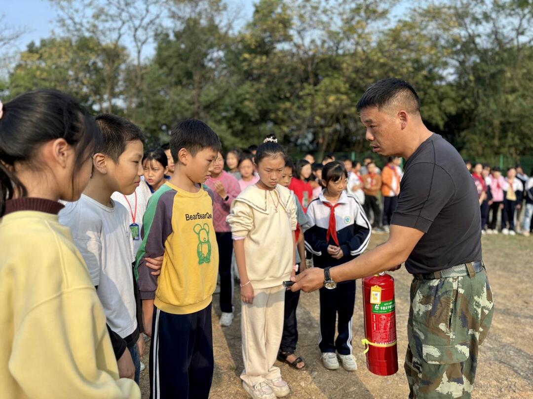 衡南县花桥联合学校中心小学：消防演练筑防线，疏散有序保平安