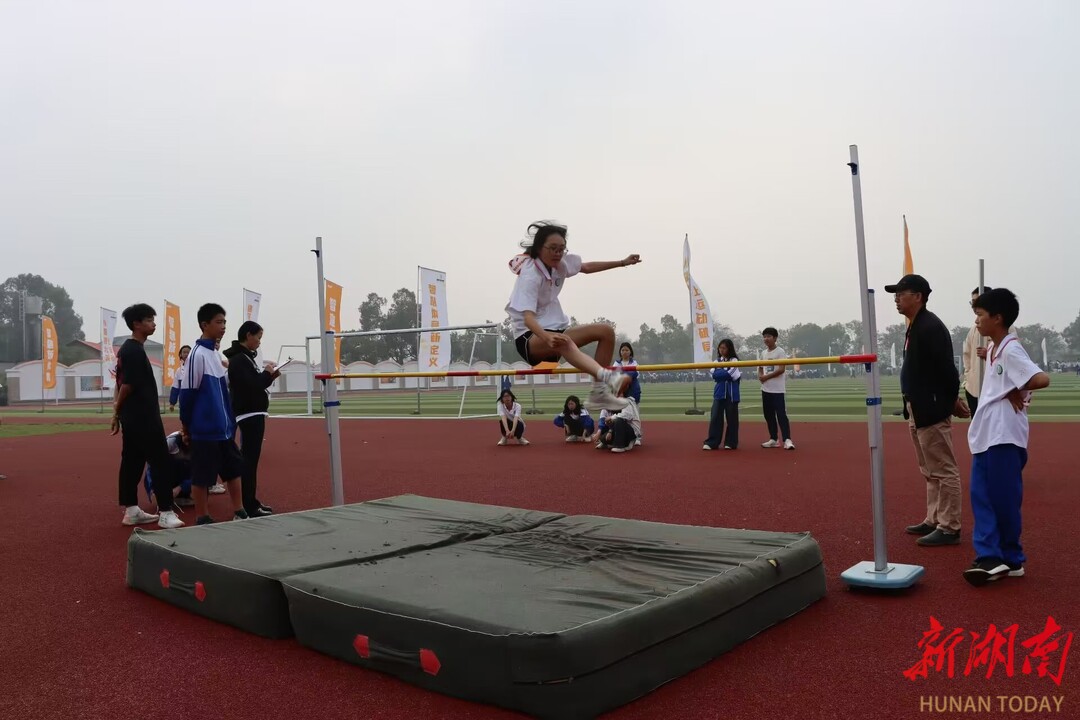 活力绽放，逐梦赛场 ——湘潭市雨湖区湘锰中学举办第四十二届田径运动会