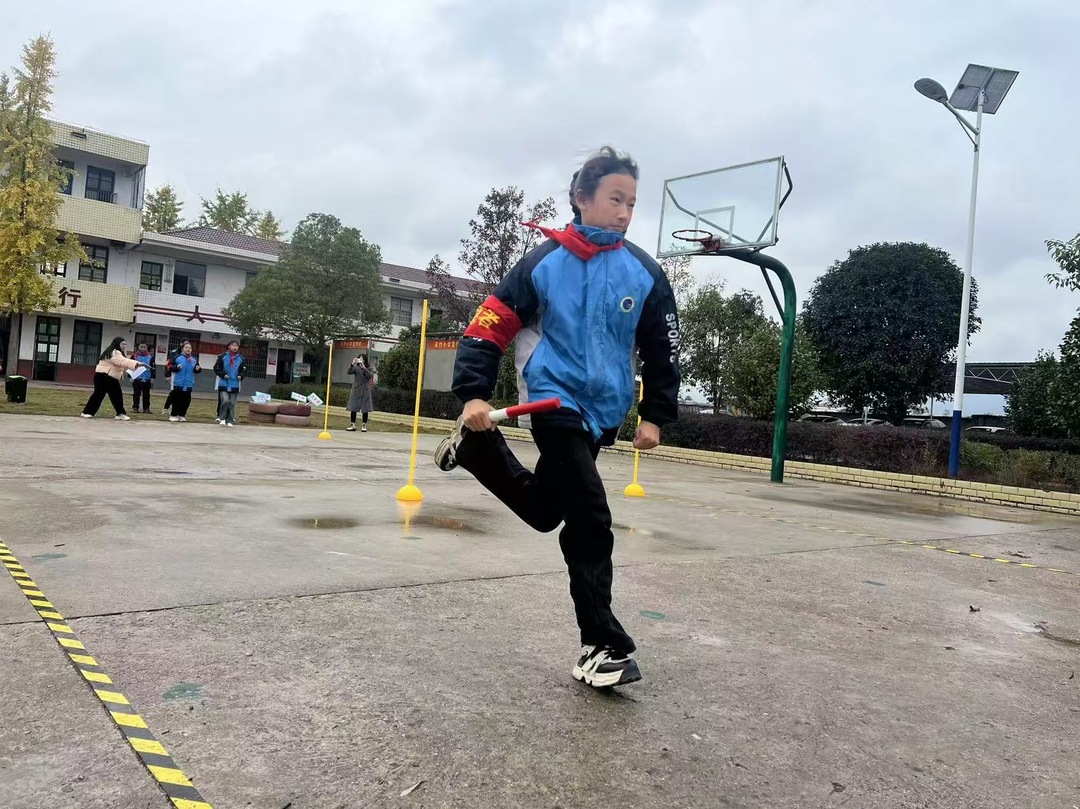 洞口县花古街道苗竹完全小学举行秋季趣味运动会