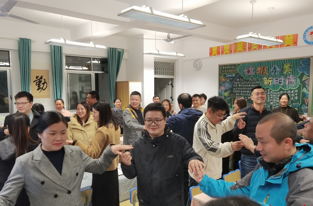 白鹤小学：别样家长会—主题家长沙龙受欢迎