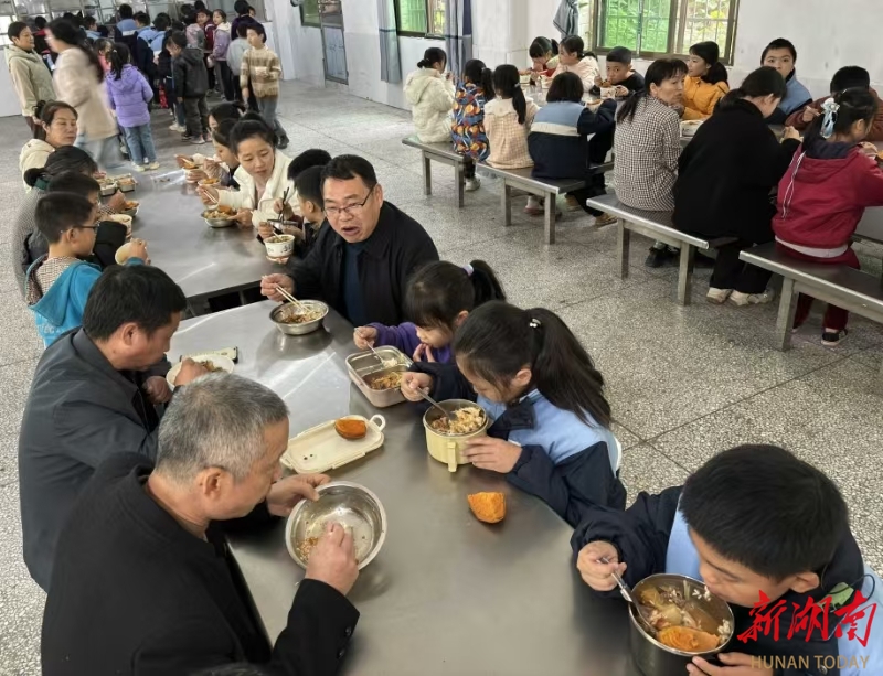 今天的午餐不一样——衡东县新塘镇中心学校执行家长陪餐制度