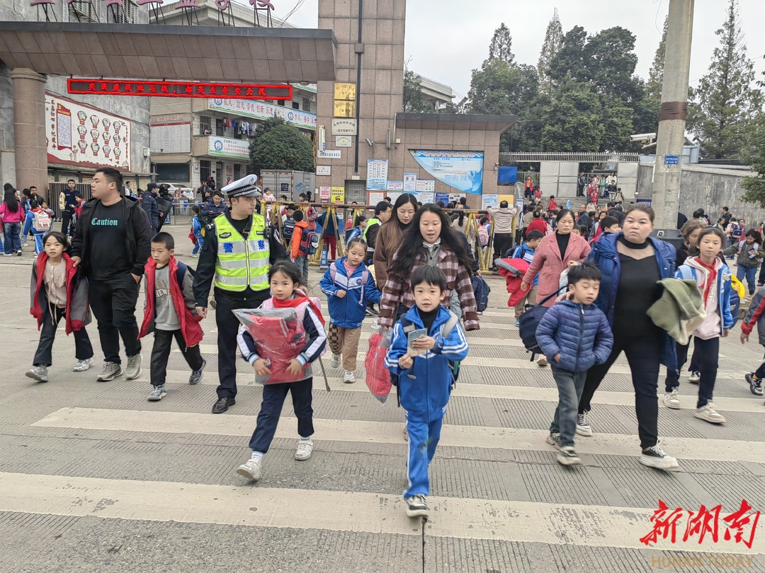 蓝山：“警”心尽力 护校安园