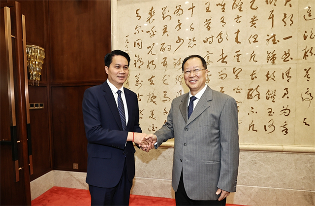 Governor Mao Meets with Lao Guests