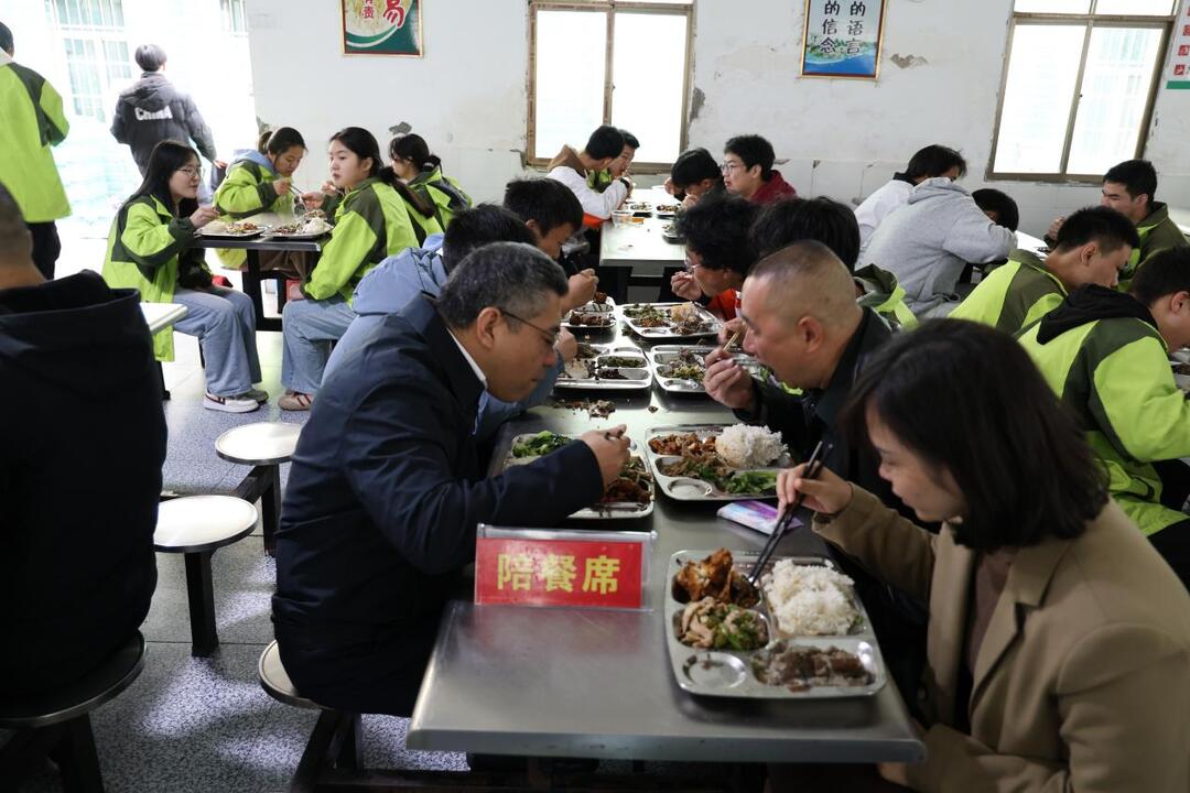 衡阳县委常委钟斌到县四中督查校园食品安全工作