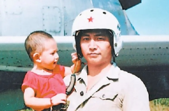 烈士王伟的孩子成海军军官，刚从北大硕士毕业