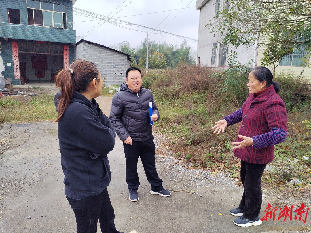 送法上门解决困难 武冈市司法局开展农户结对帮扶活动