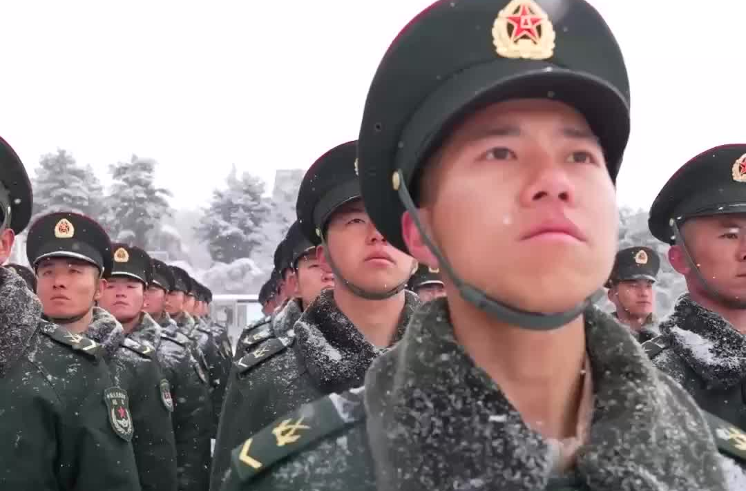 礼兵雪中演练，迎志愿军烈士遗骸回国