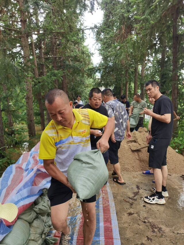 命悬一线！村支书暴雨中开闸泄洪挽救农田 | 退役军人·每周一星