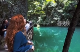 Brazilian Singer's Voice Resonates in Zhangjiajie Canyon