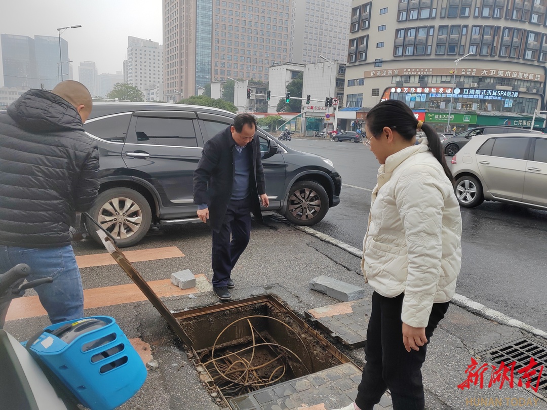 迅速處置破損井蓋  東塘街道網(wǎng)格管理把好安全關(guān)