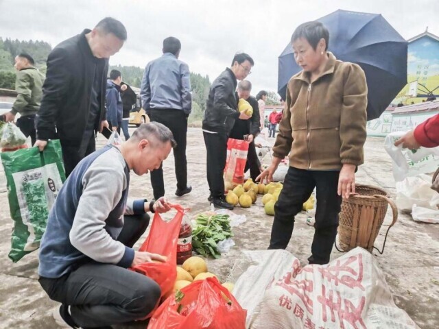 遠(yuǎn)行400多公里去村里趕集！湖南機(jī)電職院消費(fèi)幫扶有新招