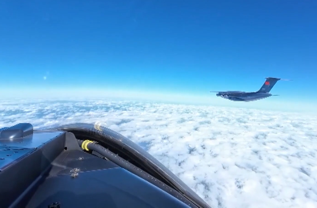 “双20”编队列阵长空 空中通话致敬志愿军忠烈