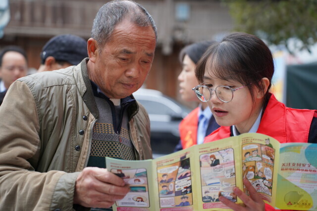 中国人民银行怀化市分行联合会同农商银行举办送法下乡活动