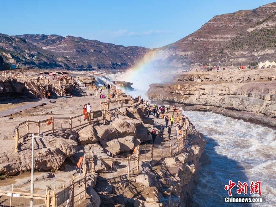 陕西延安：黄河壶口瀑布水量增大 现“彩虹桥”景观