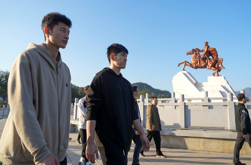 第一届全国青少年三大球运动会冠军球队代表赴桑植开展学习纪念活动