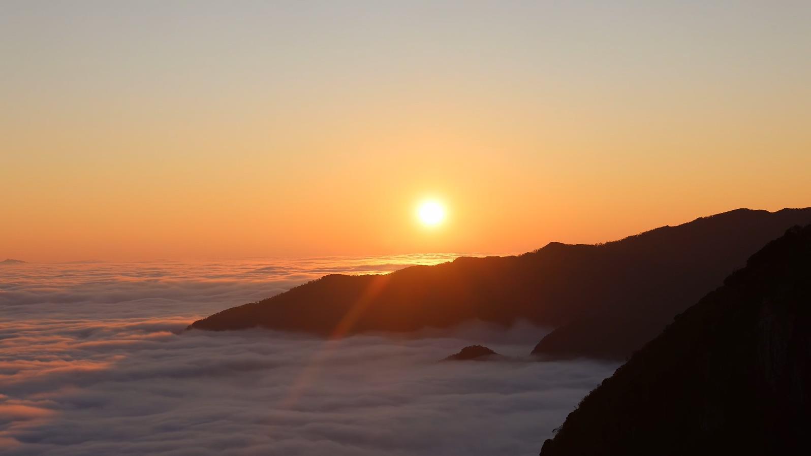 莽山初冬時節(jié)，云海日出飄渺如畫