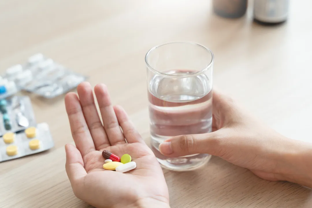 吃药不注意这一点，可能不仅降低药效，还会......