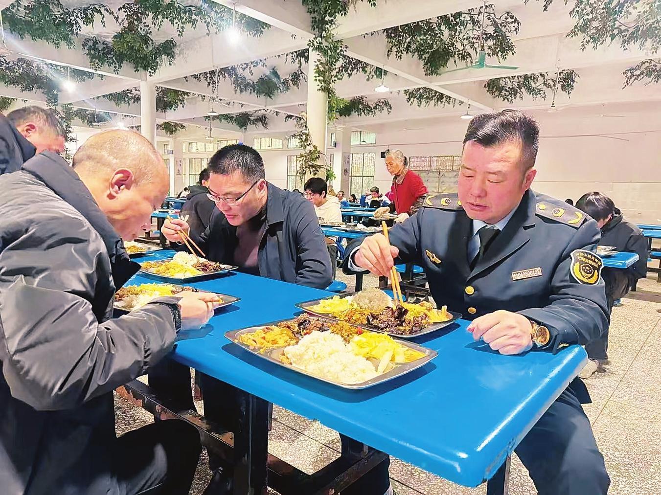 桂阳县：“陪餐护校”守护师生“舌尖安全”