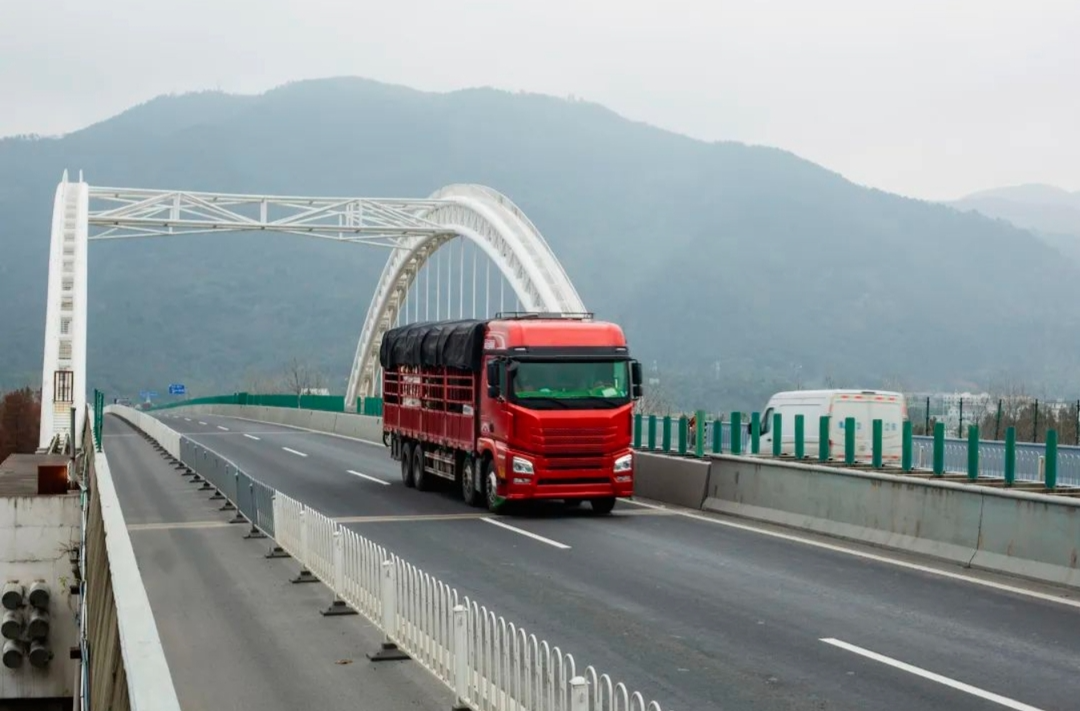 三部門發(fā)文改善停車休息環(huán)境、關(guān)愛貨車司機“急難愁盼”