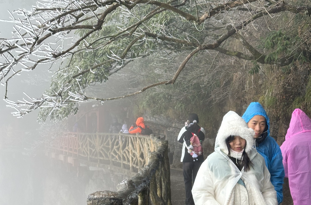 张家界天门山景区迎今冬首场雾凇