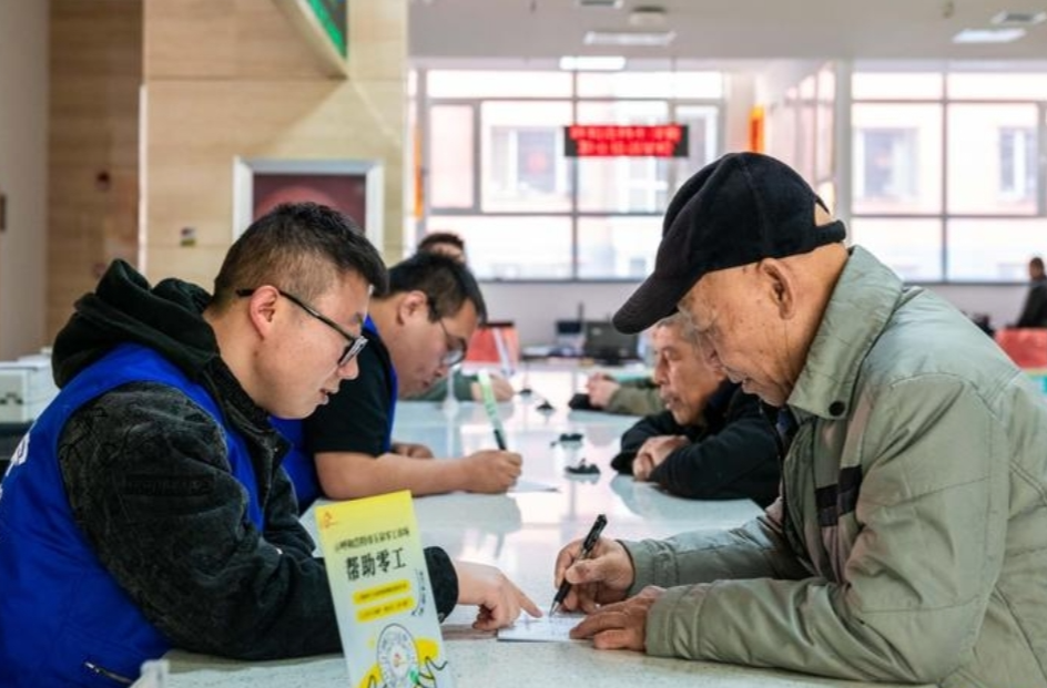 四部門：在學校、醫(yī)院等單位和社區(qū)家政服務等行業(yè)，探索適合大齡人員的靈活就業(yè)模式