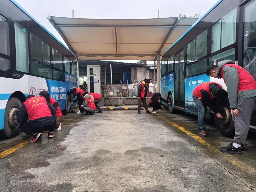 湖南交通職院汽車工程學院三支部開展社區(qū)公交車檢測志愿服務