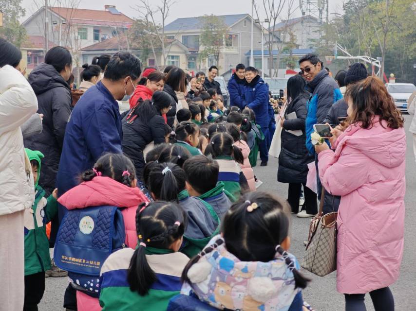 怀化市鹤城区第二幼儿园开展亲子消防探险日活动