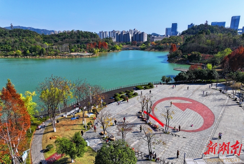 12月14日,长沙迎来晴好天气,市民在尖山湖公园休闲游玩