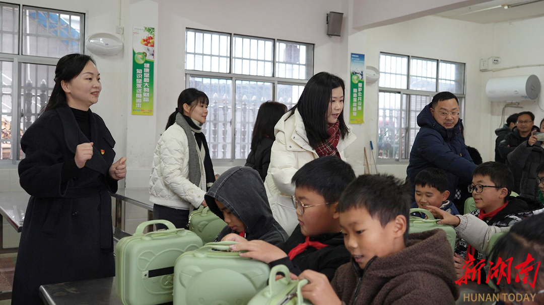 用关爱点亮希望之光，黄龙洞景区为乡村学校举办公益研学活动