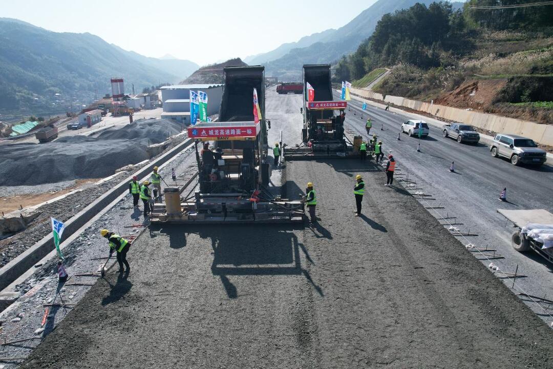 城龙高速路面底基层试验段顺利摊铺