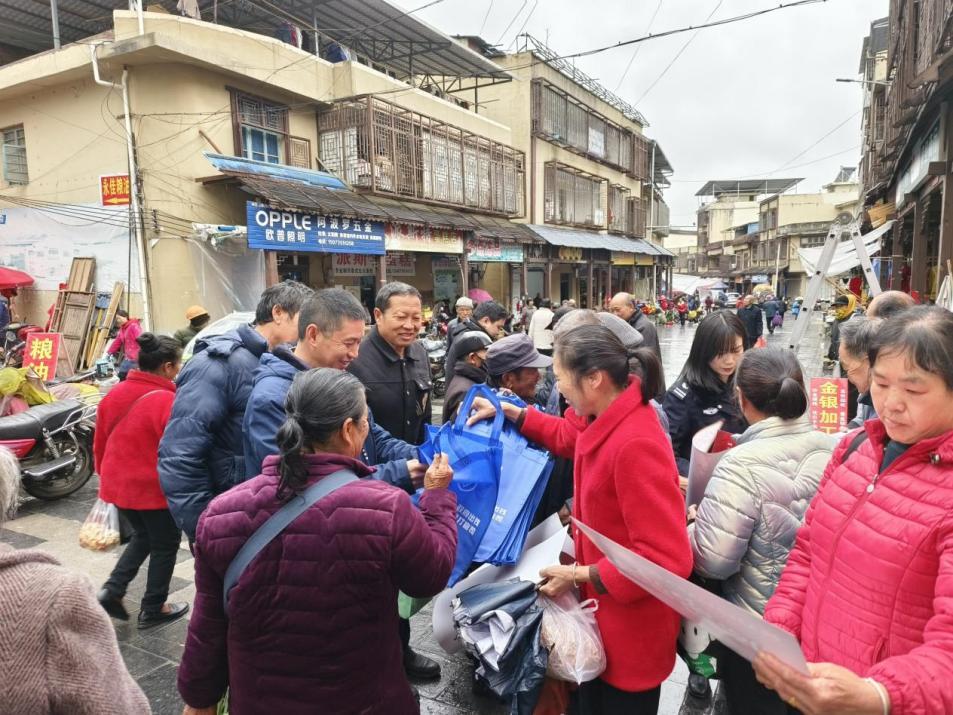 桂东大塘：宪法宣传“大赶集” 街头释法“润民心”