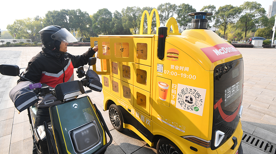 無人售餐車現(xiàn)身大學(xué)校園