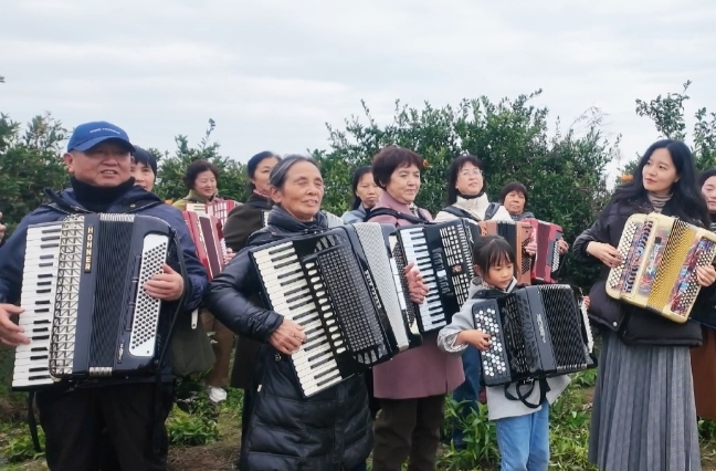 带动2000多人学琴，引来李楚然等名家支教，73岁叶奶奶如何在石门山区掀起手风琴学习热？