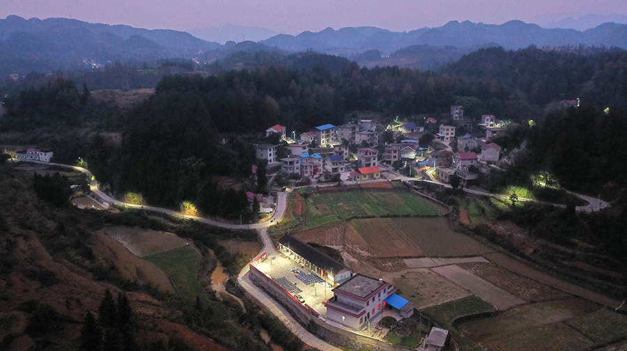 小山村的夜晚亮了