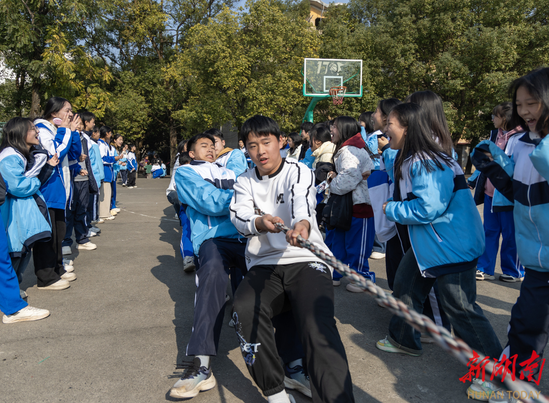 永州市第三中学高一年级举行拔河比赛