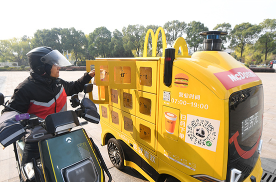 Unmanned Food Delivery Vehicles Put into Use on Campus