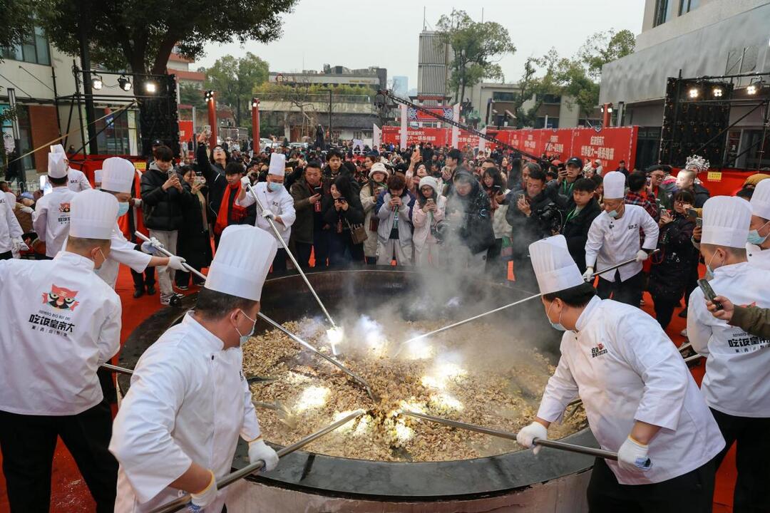 冬至日不吃饺子来嗦粉，“最大锅肉丝粉”世界基尼斯纪录在长沙诞生