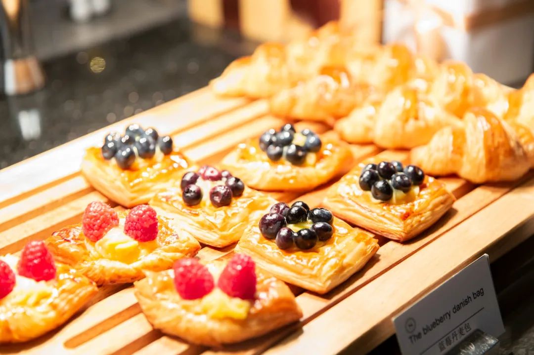 为什么饼干放久了会变软，面包放久了会变硬？