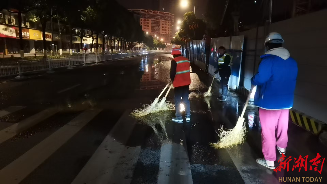 长沙湘湖街道：深夜水管爆裂  多方联动解危机