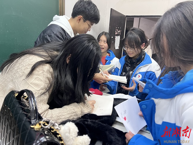 石门五中:香港中文大学"三心社"志愿者来校义教