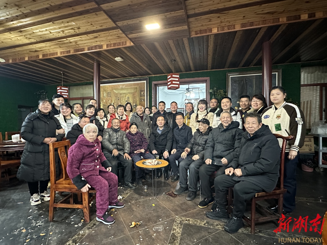 長沙太陽山社區(qū)：105歲老人簡辦壽宴，社區(qū)祝福暖人心