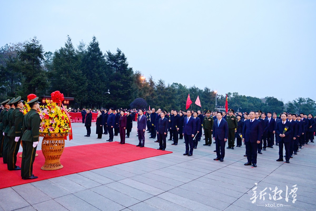 湘潭市和湖南省韶山管理局一起舉行向毛澤東同志銅像敬獻(xiàn)花籃儀式