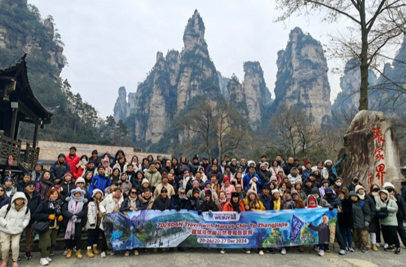 Singaporean Tour Group Visits Zhangjiajie National Forest Park