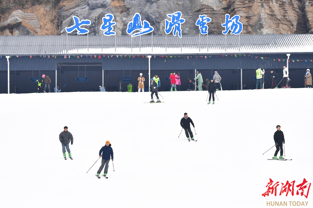 冰雪經(jīng)濟“熱”起來，張家界七星山滑雪場開板